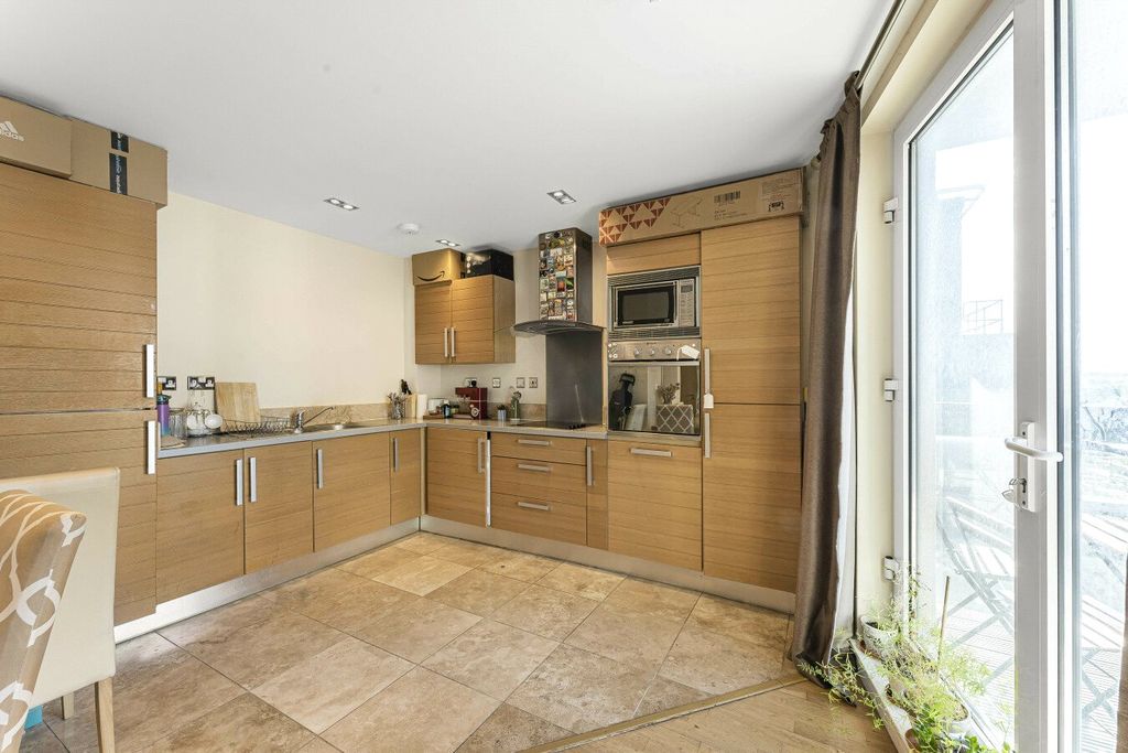 Property photo 3 of 19 Kitchen