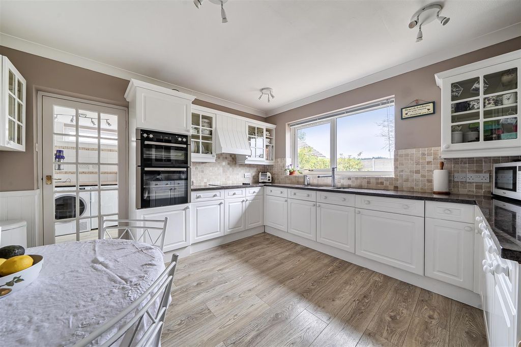 Property photo 3 of 19 Kitchen