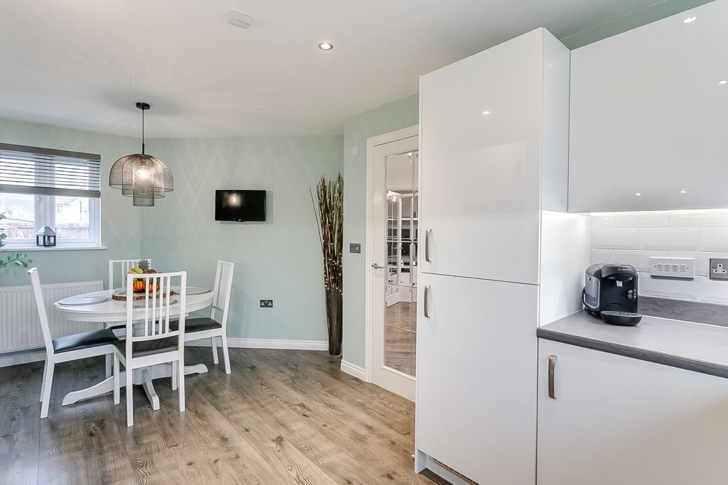 Property photo 2 of 28