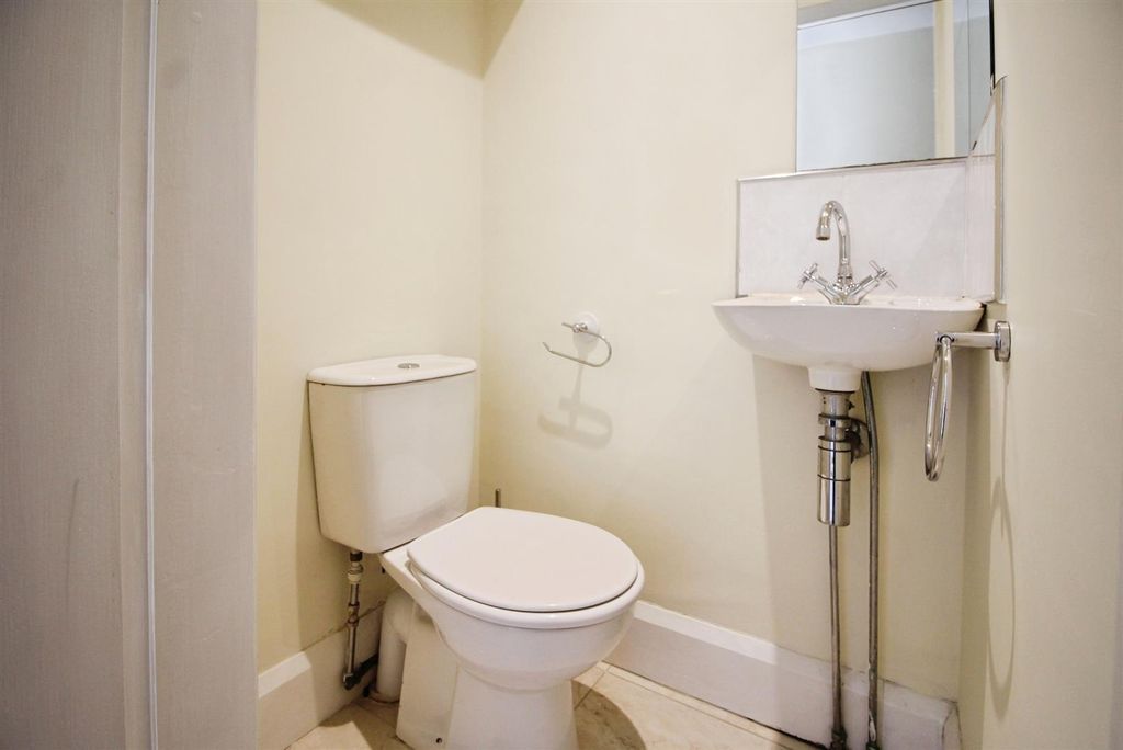Property photo 2 of 15 Guest WC