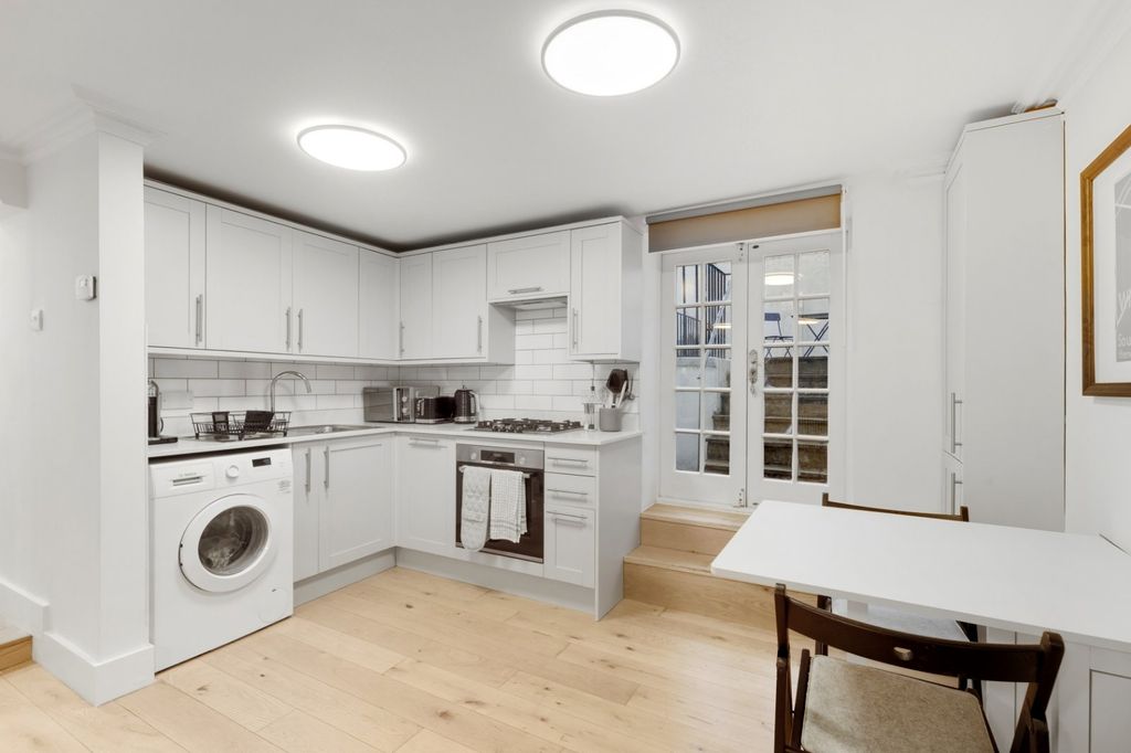 Property photo 3 of 9 Kitchen