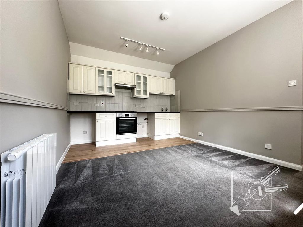 Property photo 2 of 11 Living Room/ Kitchen