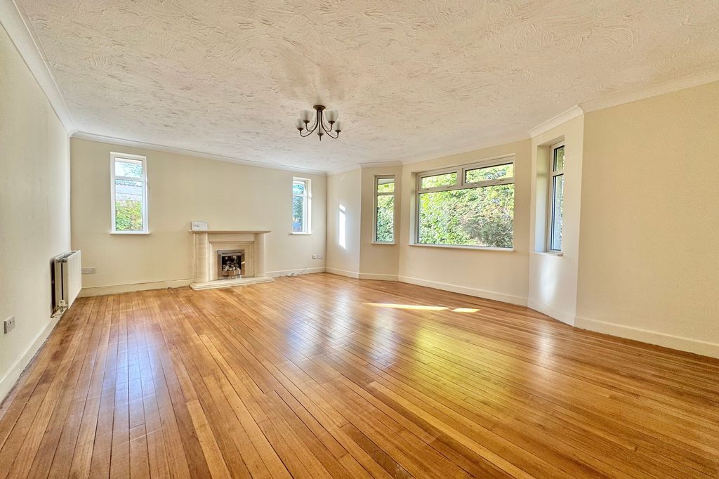 Property photo 3 of 24 Lounge