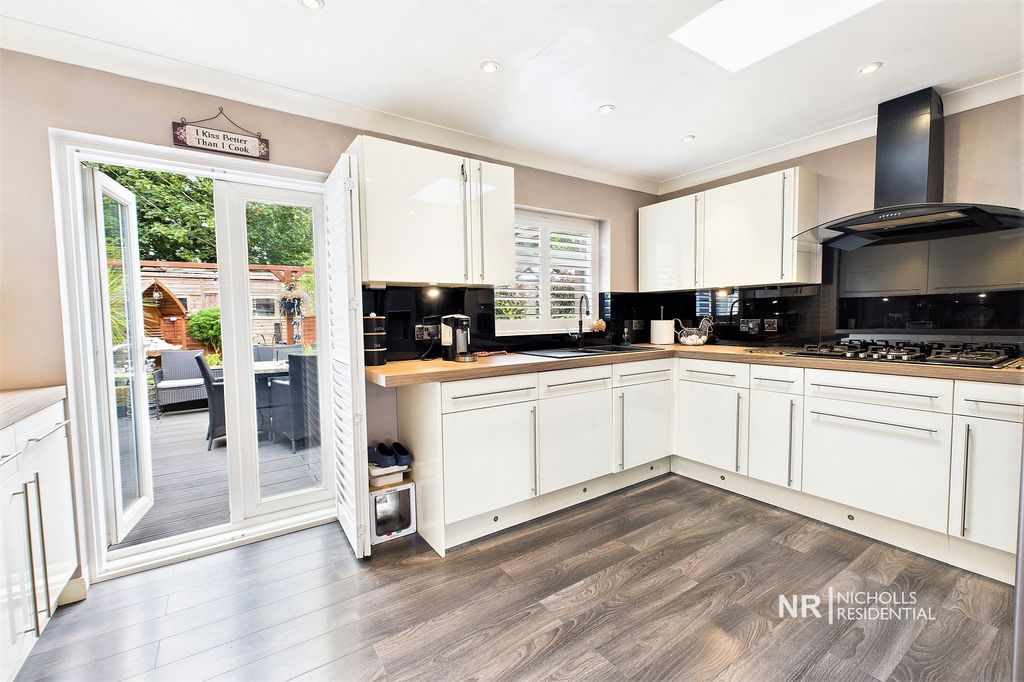 Property photo 3 of 19 Kitchen