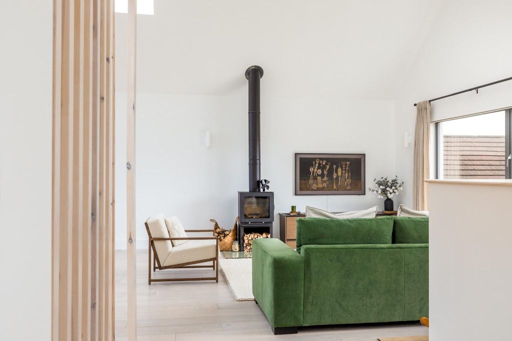 Property photo 3 of 49 47 The Avenue, Bs21-36.Jpg