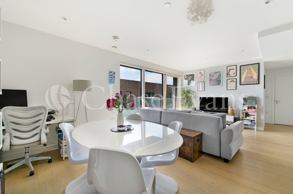 Property photo 3 of 10 Living