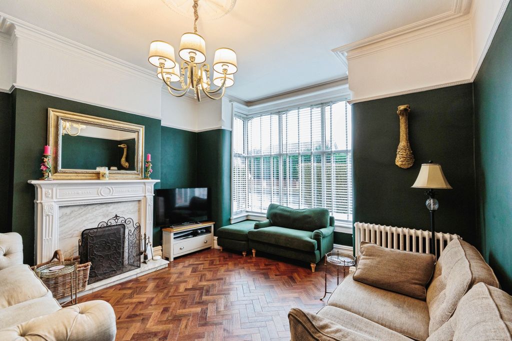 Property photo 3 of 23 Lounge