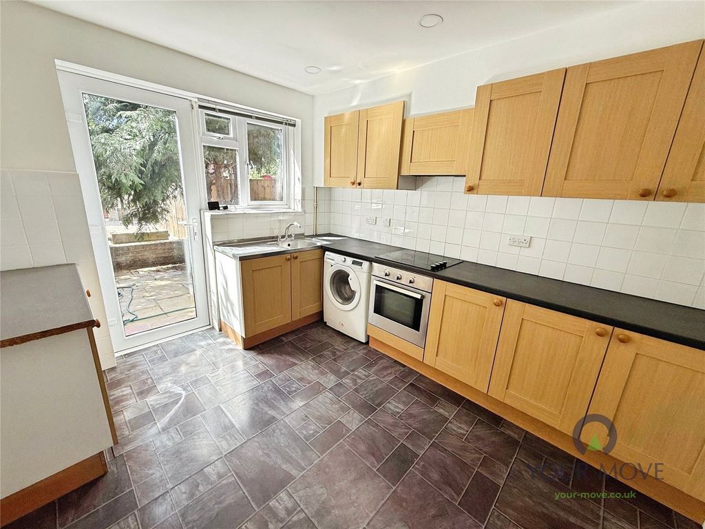 Property photo 3 of 11 Kitchen