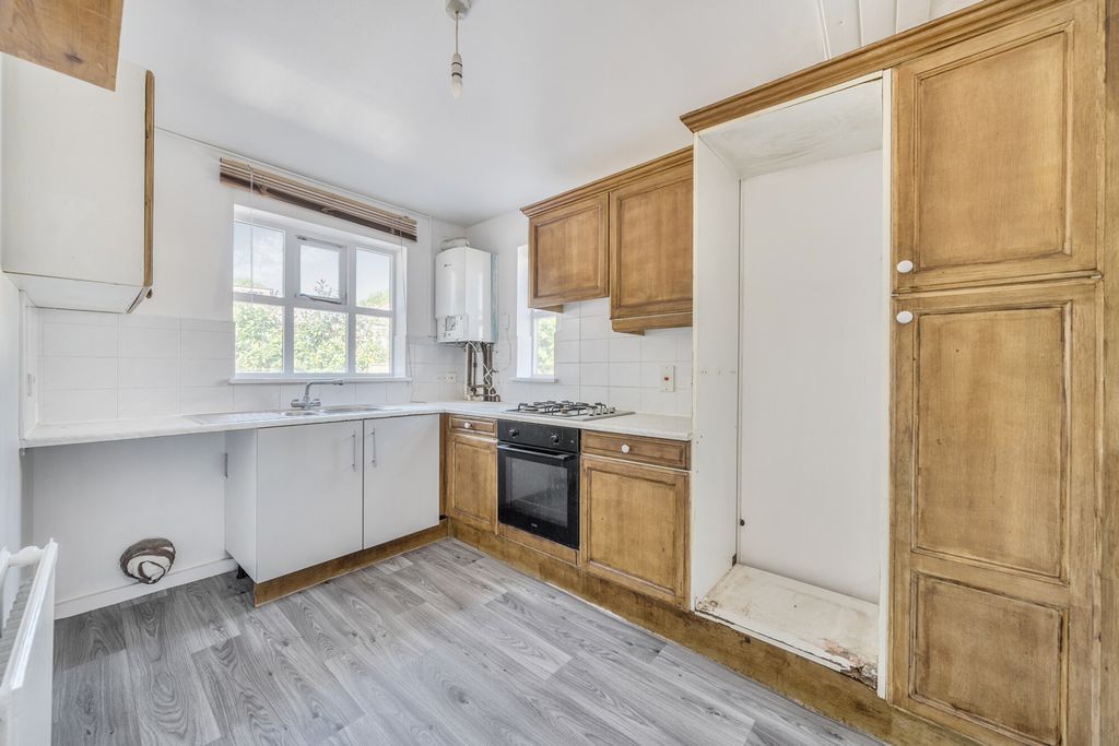 Property photo 3 of 12 1340495-10-689F09...