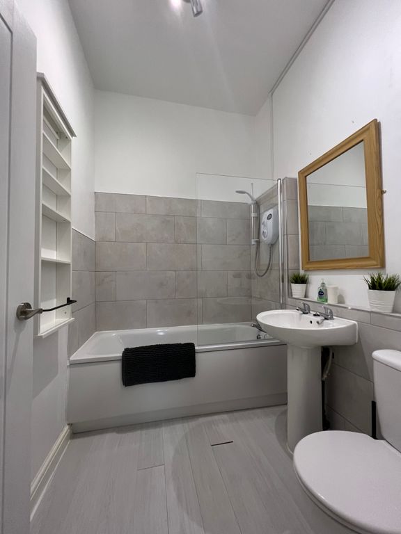 Property photo 3 of 11 Bathroom