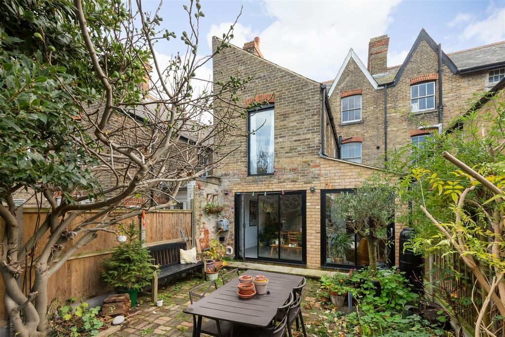 Property photo 3 of 22 Cromwell Road, Whitstable