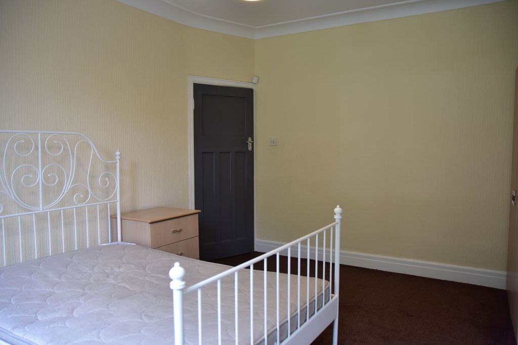 Property photo 2 of 7 A Bright And Simple Double Bedroom Featuring A Whi...