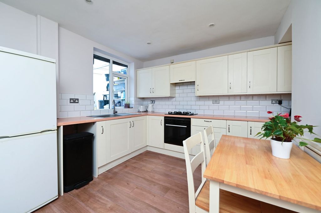 Property photo 3 of 10 Kitchen/Breakfast