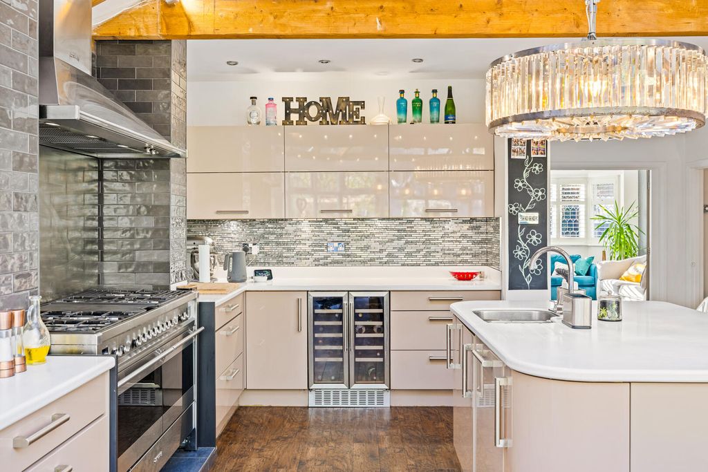 Property photo 3 of 18 Kitchen