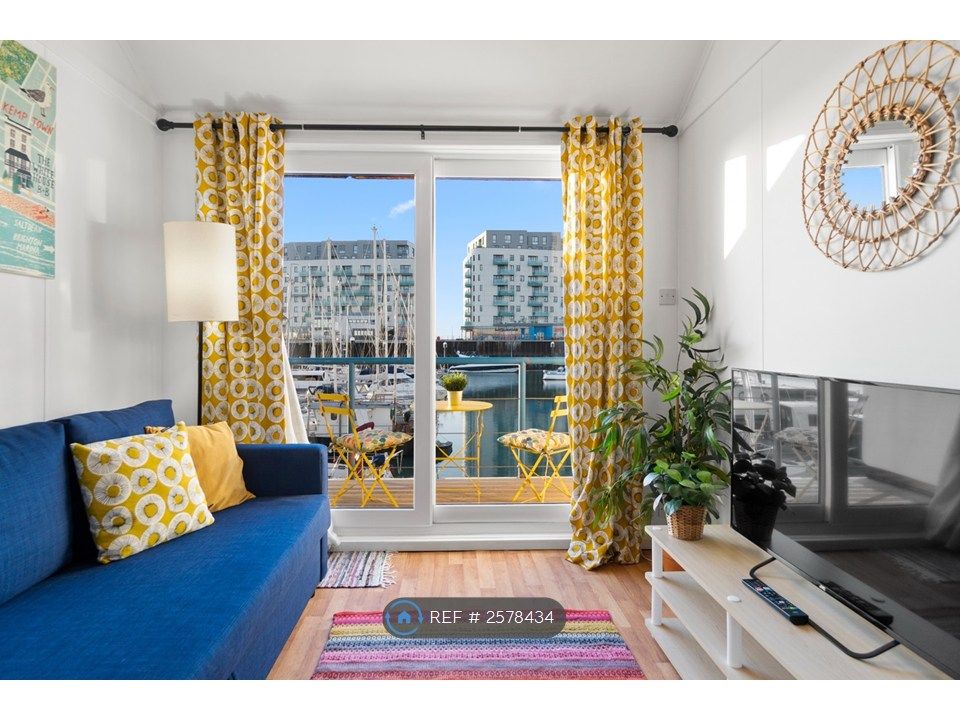 Property photo 2 of 11 Lounge