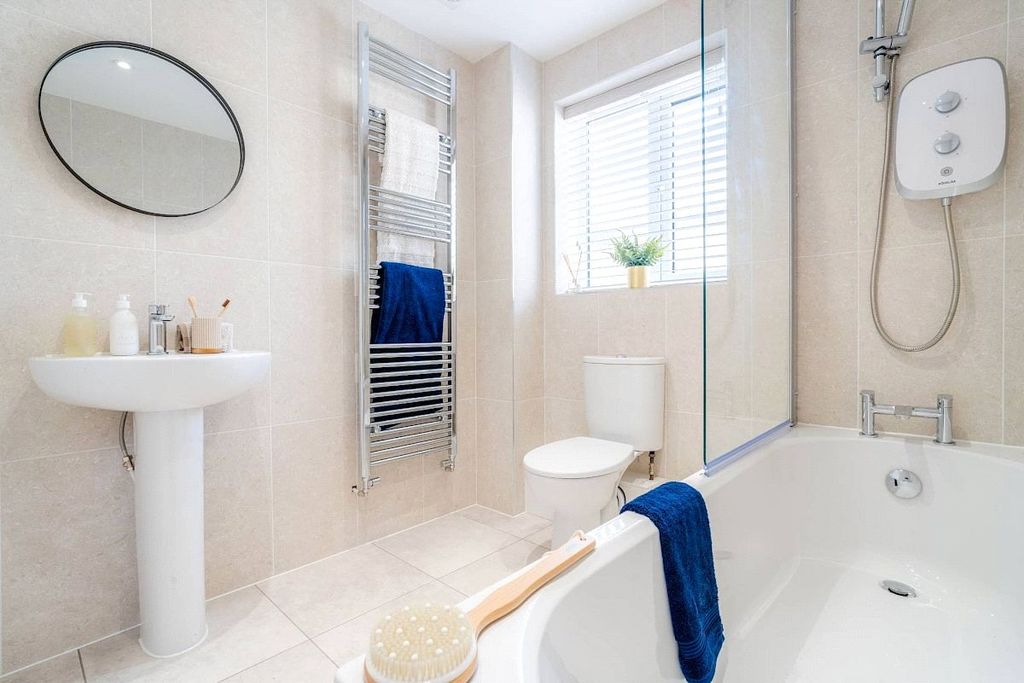 Property photo 3 of 10 Bathroom