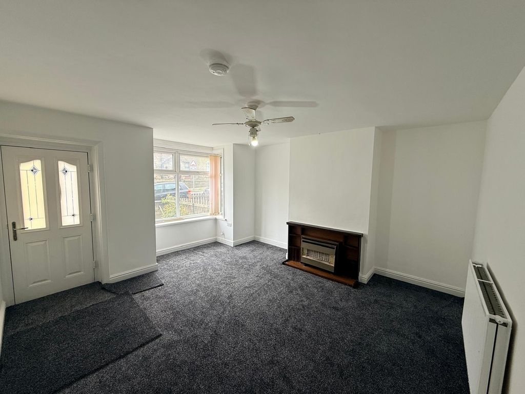 Property photo 3 of 10 Livingroom