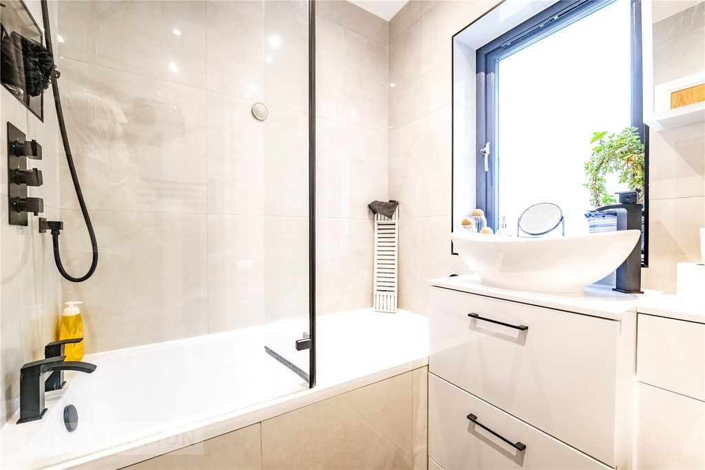 Property photo 2 of 24 Bathroom