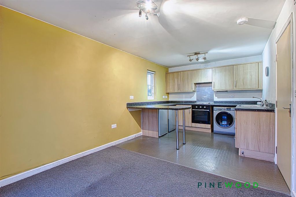 Property photo 3 of 10 Kitchen/Living Room