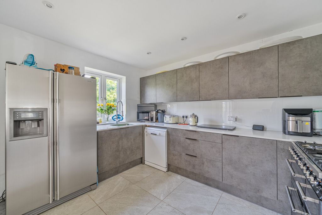 Property photo 3 of 16 1332674-12-688c8F...