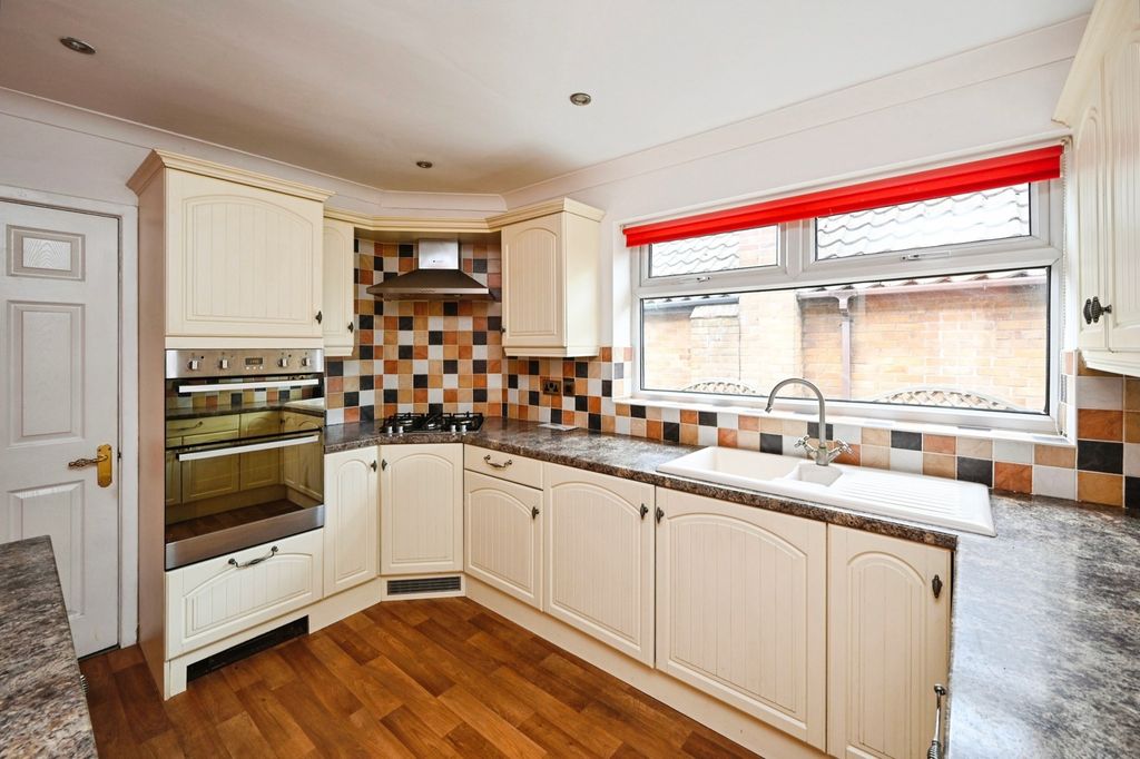 Property photo 2 of 18 Kitchen
