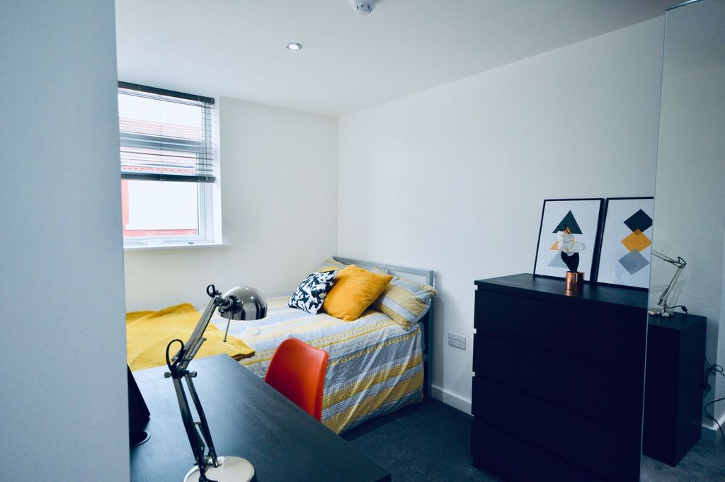 Property photo 3 of 4 A Bright And Tidy Bedroom Featuring A Single Bed W...