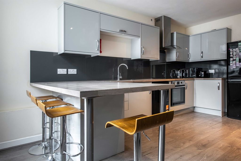 Property photo 3 of 18 (Main)