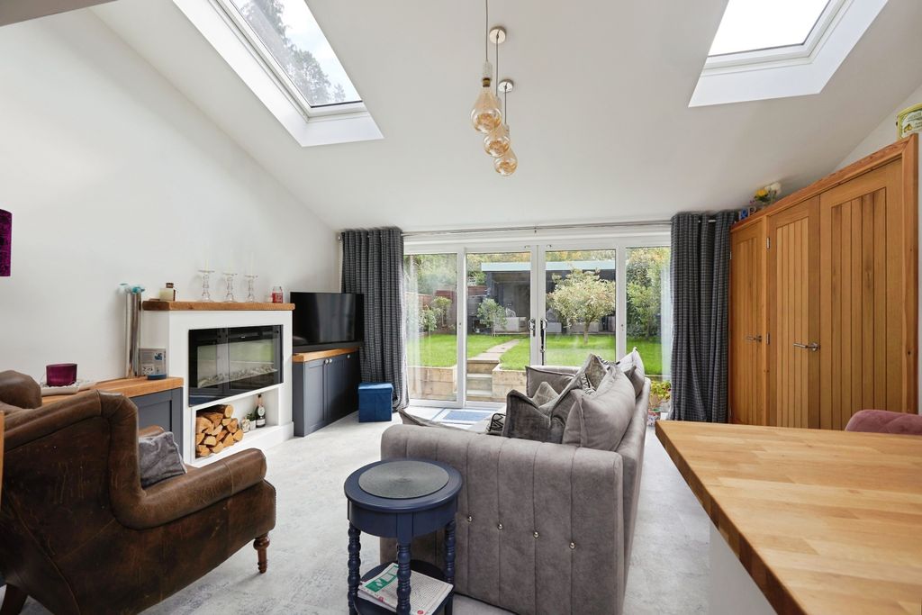 Property photo 2 of 20