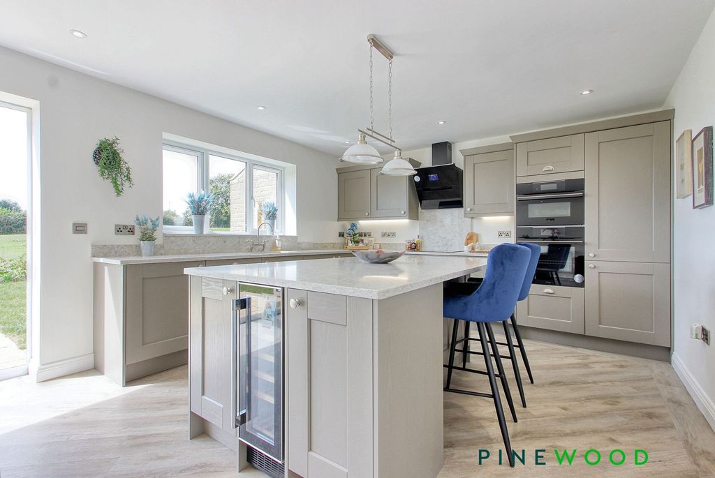 Property photo 2 of 48 Kitchen/Diner/Family
