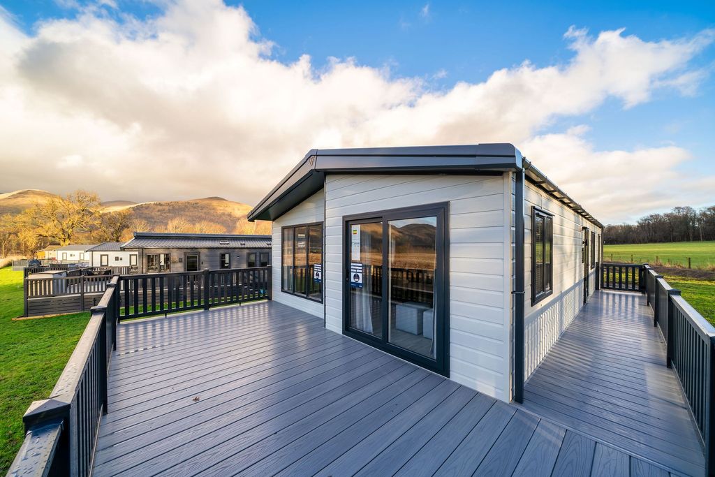 Property photo 1 of 33 Decking