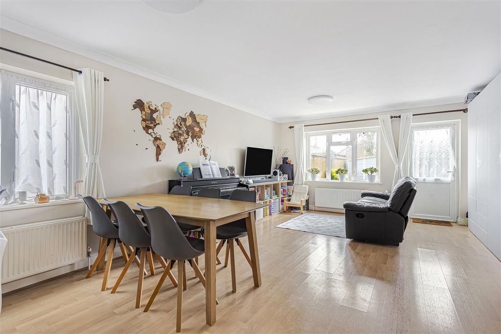 Property photo 2 of 10 Lounge Wolsey Road.Jpg
