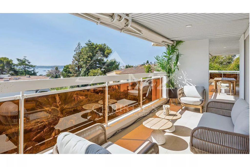 Property photo 1 of 11 Magnificent 4-Bedroom Contemporary Top Floor Apartment