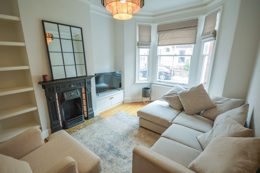 Property photo 3 of 16 Lounge
