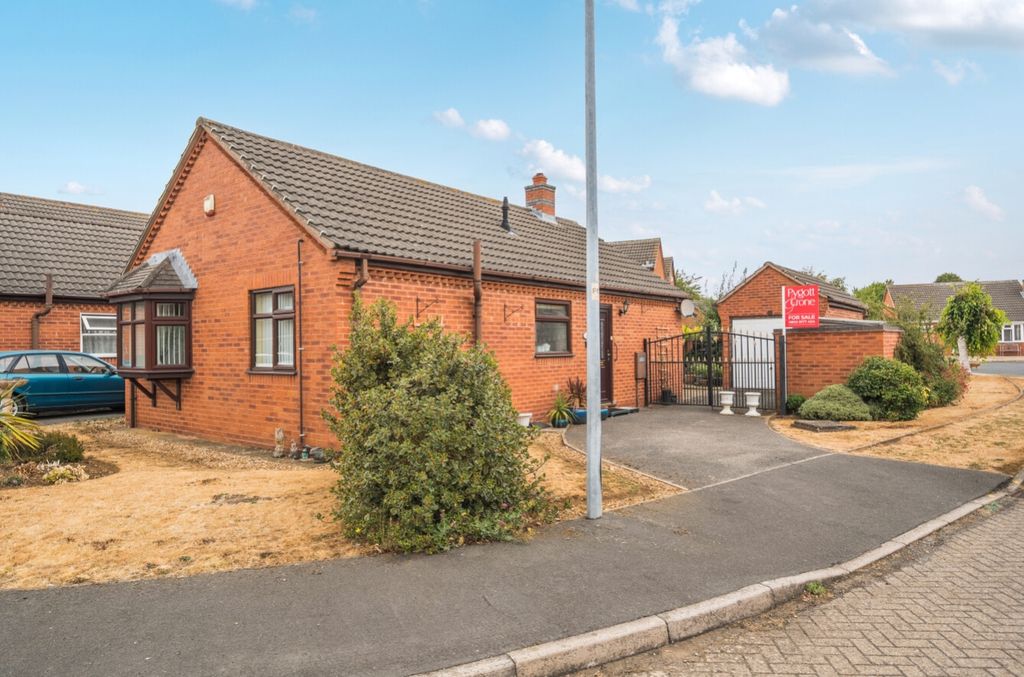 Property photo 1 of 12 1-6A6B69E66B6A9-1499812-19Fb395Aaa760-1-1
