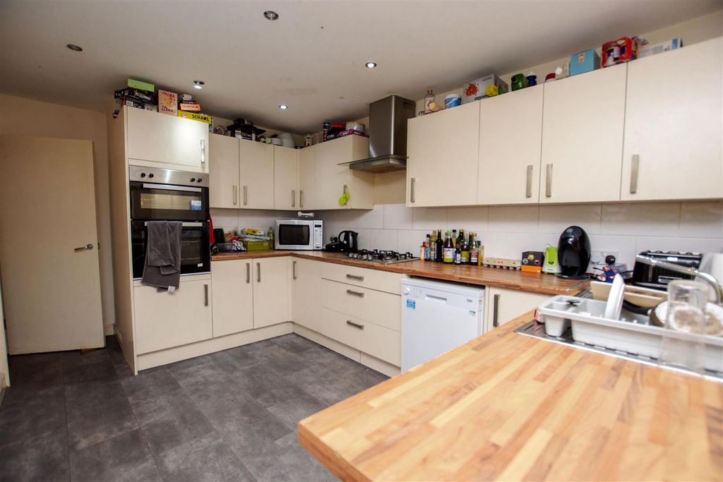 Property photo 1 of 14 Approach