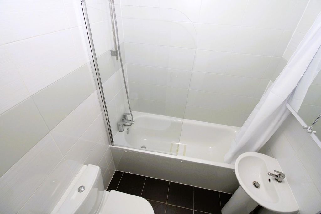 Property photo 2 of 10 Bathroom