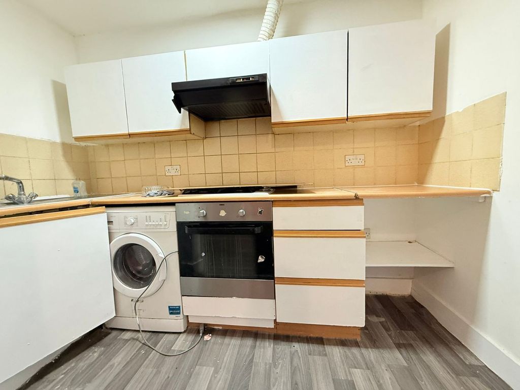Property photo 1 of 9 Two Bedroom Ground Floor Flat Close To Seven King Station-1850