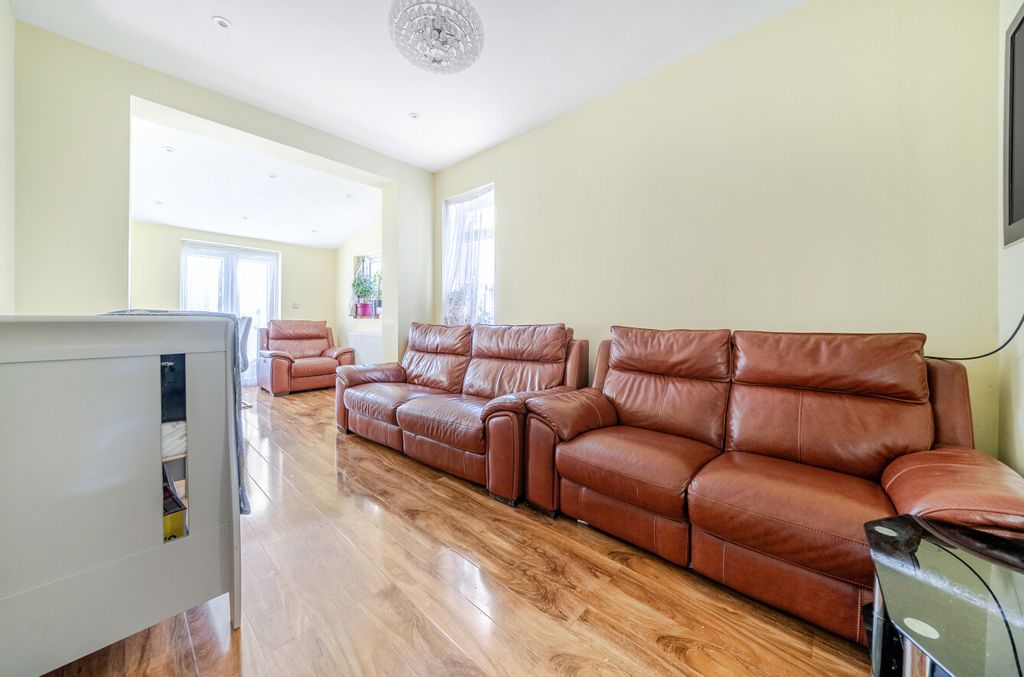 Property photo 3 of 8 1386427-10-693054...