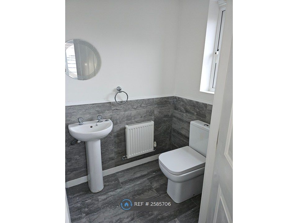 Property photo 3 of 13 Guest Toilet