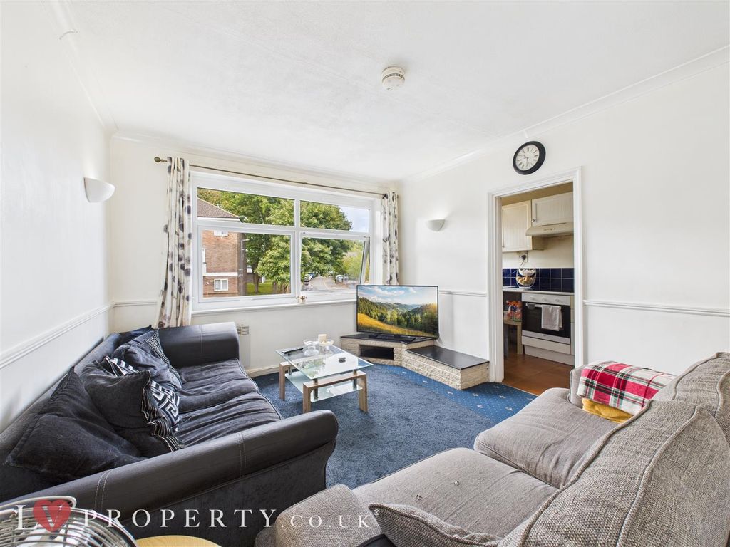 Property photo 3 of 14 Cam05016G0-Pr0117-Still006.Jpg