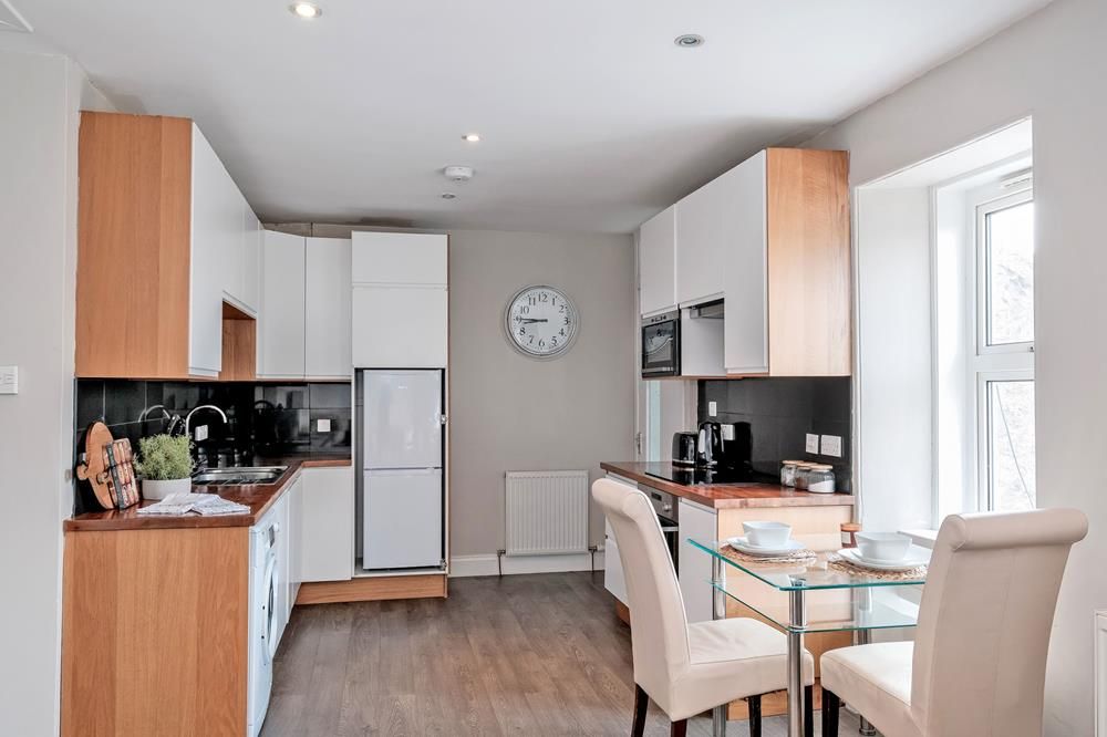 Property photo 3 of 10 Kitchen