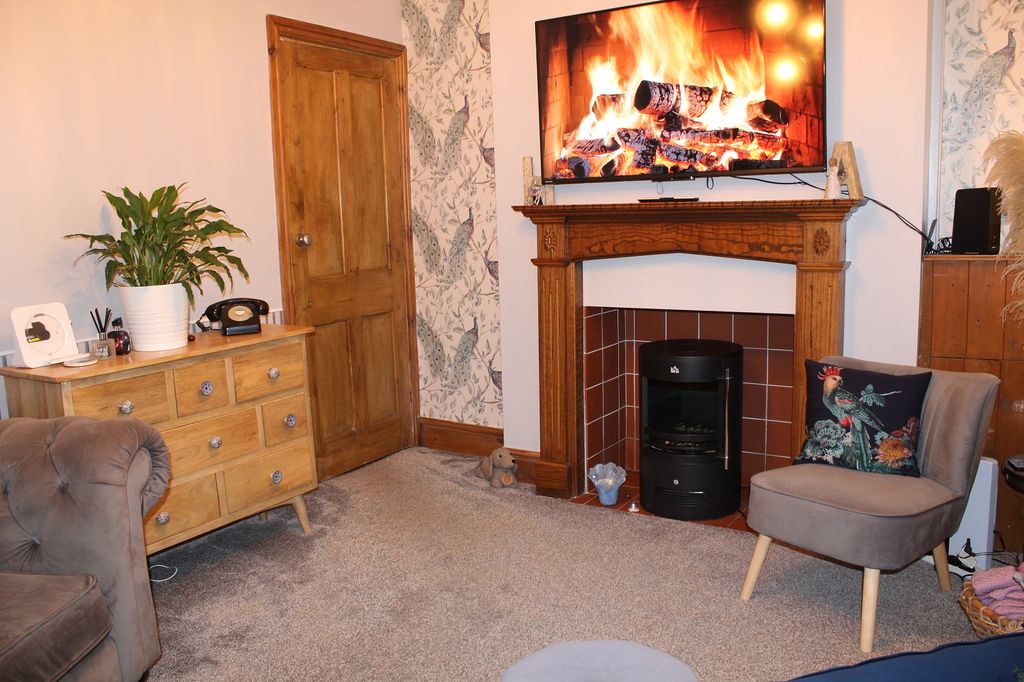 Property photo 3 of 11 Lounge Picture 2