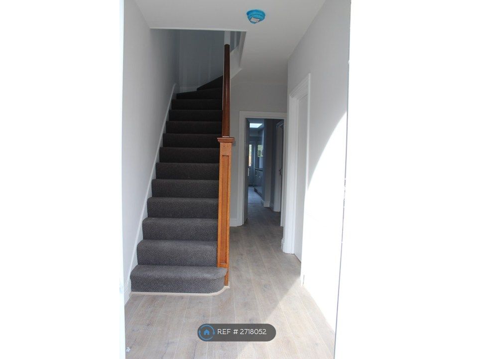 Property photo 3 of 9 Hallway