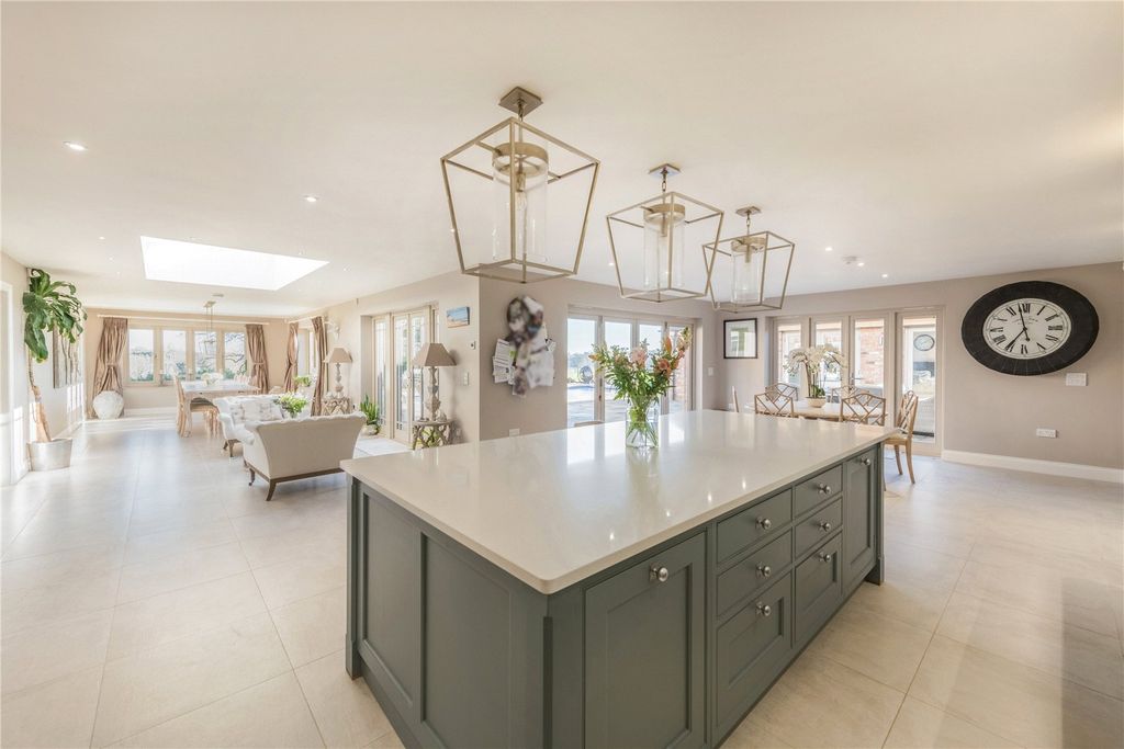 Property photo 3 of 25 Kitchen