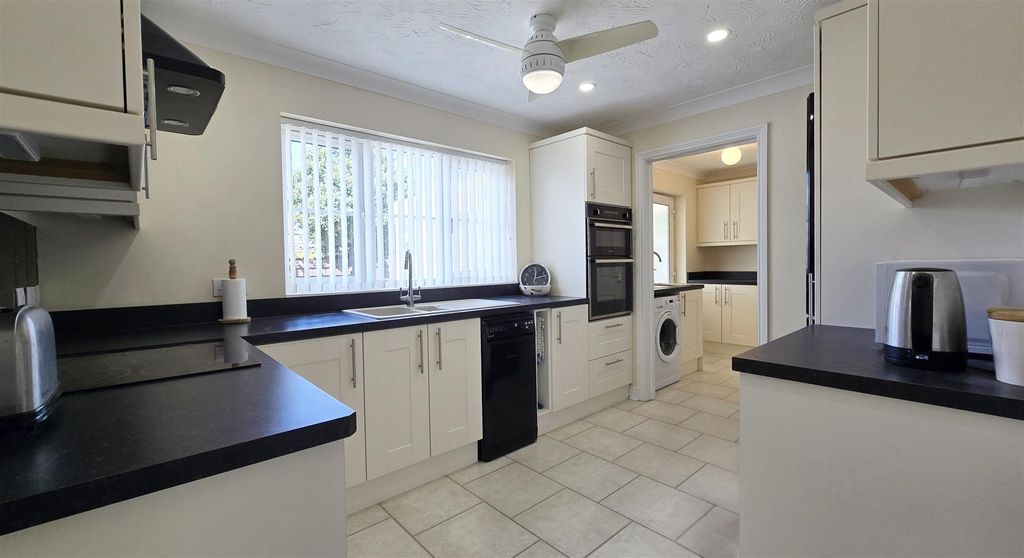 Property photo 3 of 17 Kitchen