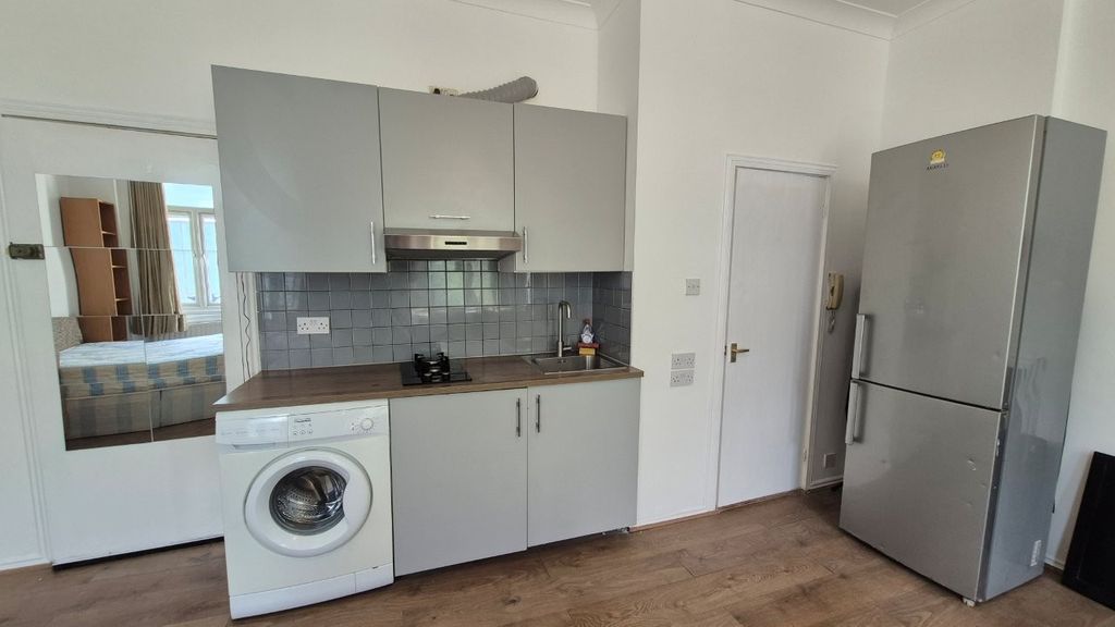 Property photo 3 of 9 Kitchen