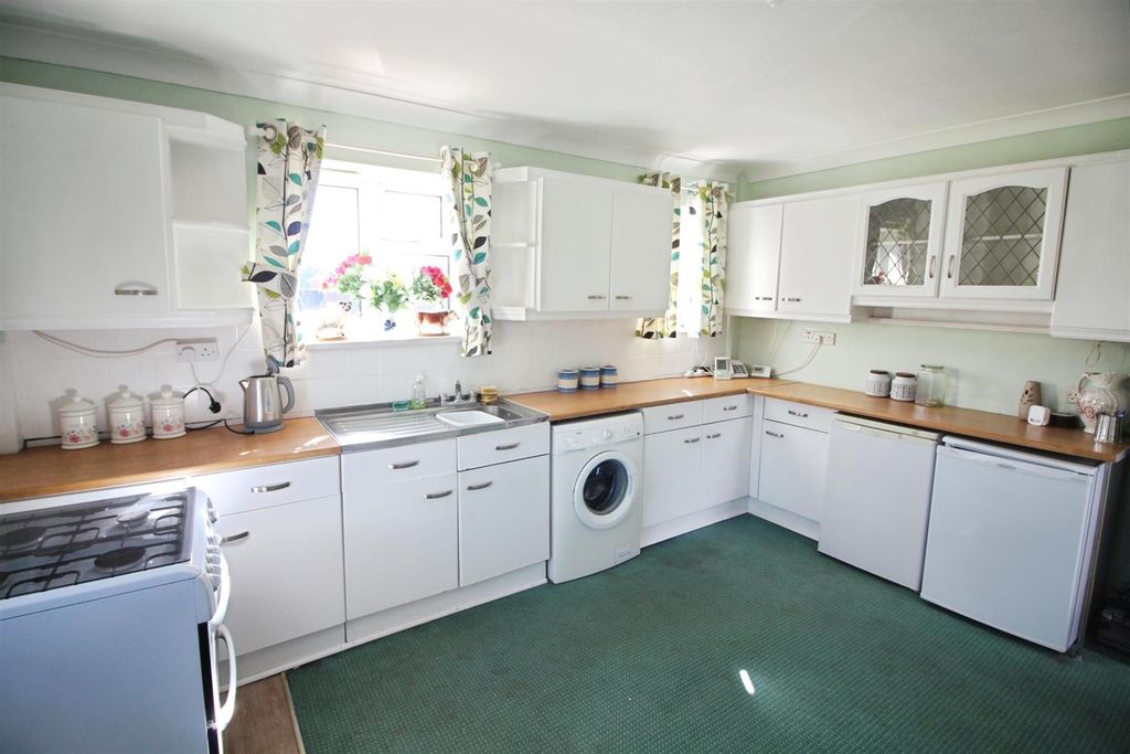 Property photo 3 of 17 Kitchen