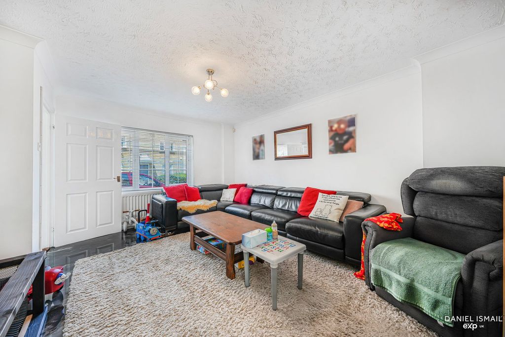 Property photo 3 of 28