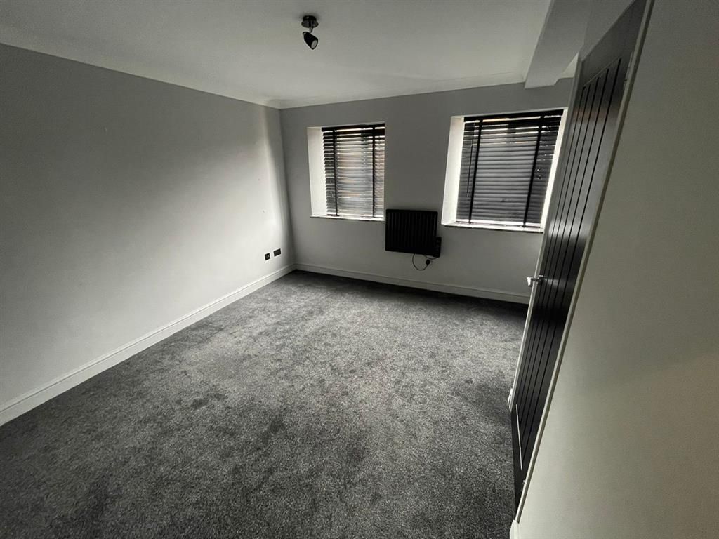 Property photo 1 of 6 Bedroom