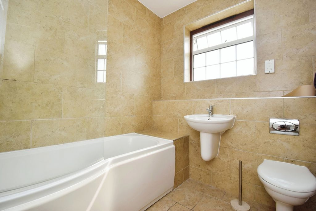 Property photo 3 of 9 Bathroom